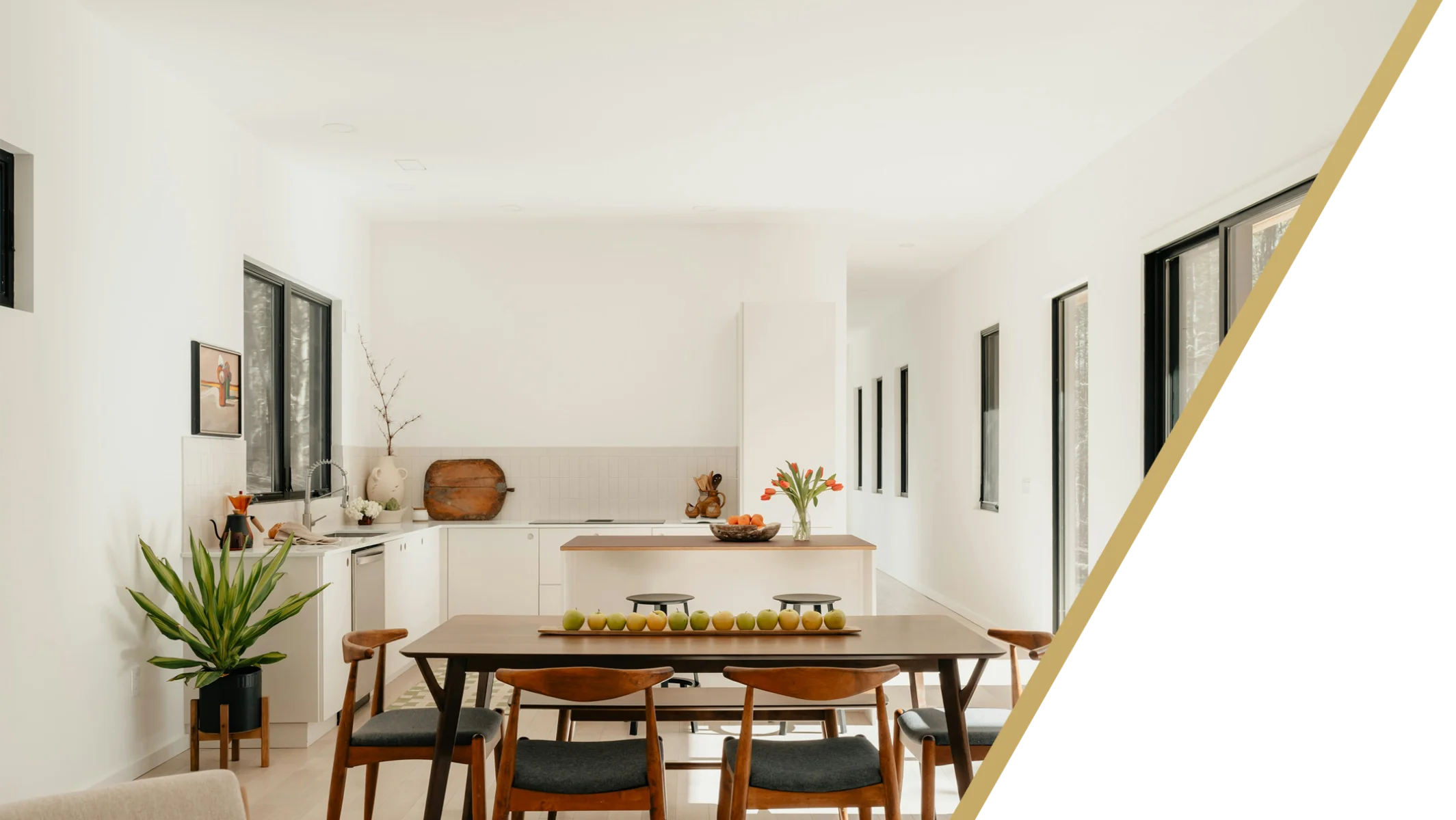 Jadalnia z gładziami ściennymi i białym malowaniem oraz drewnianym stołem i krzesłami